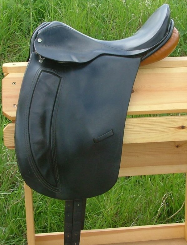 Second Hand Dressage Saddle Brown Two Tone Leather 15.5" Medium - Image 4